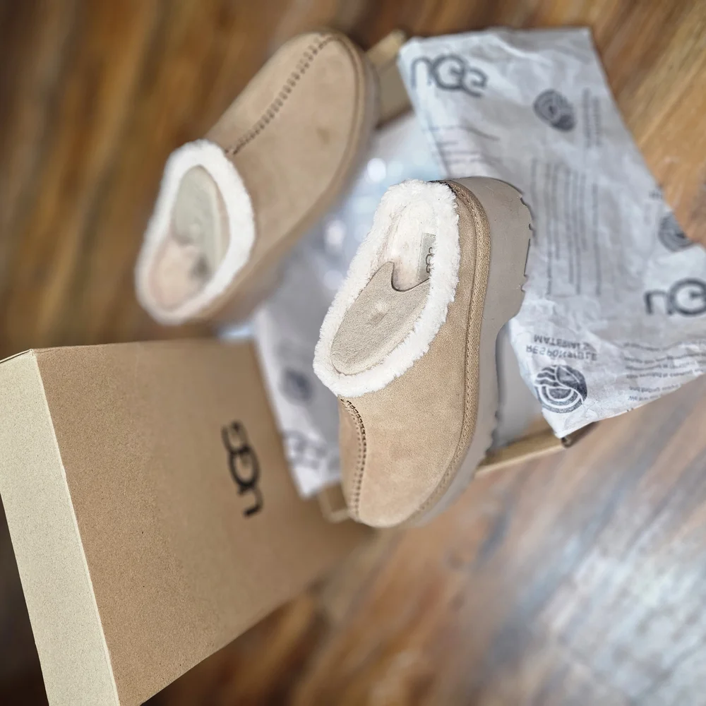 UGG Clogs - Picture 1 of 4